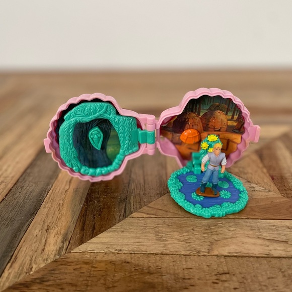 vintage 90’s polly pocket Pocahontas Once Upon a Time locket - Picture 4 of 4